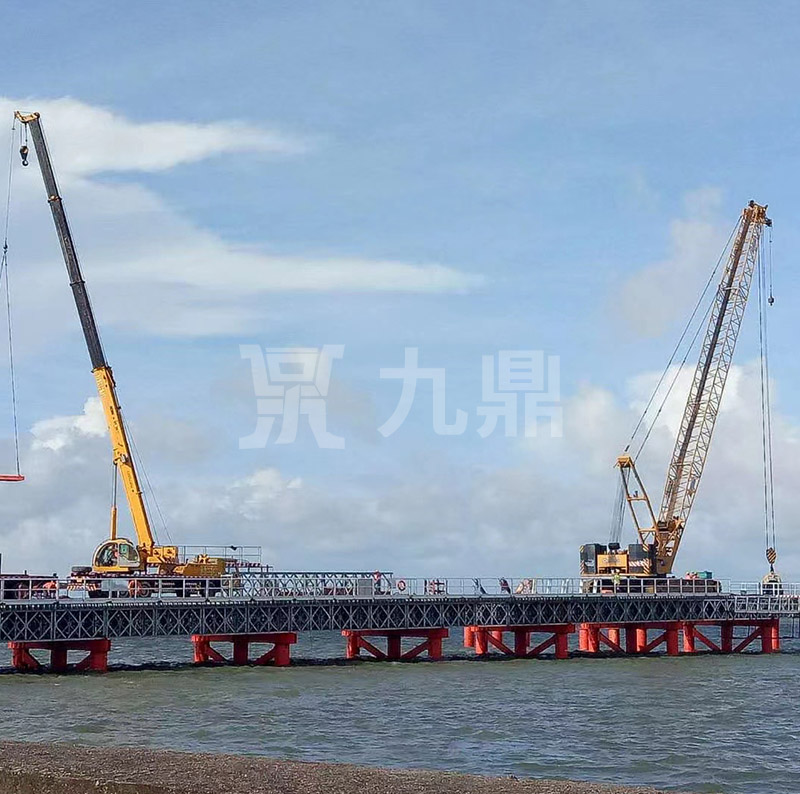 贝雷片不仅有结构简单的优点，而且它适应性很强